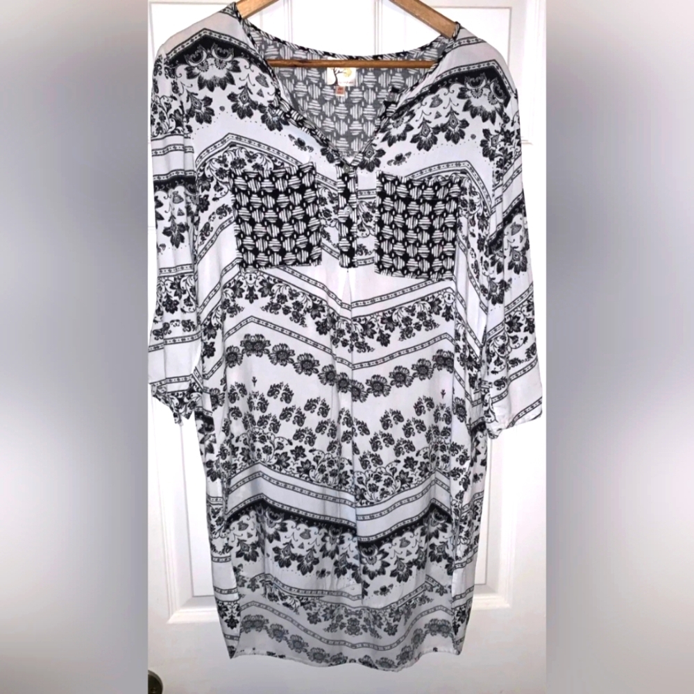 Ladies Fig and Flower Floral 3/4 Button Tunic Top Pullover Size Deep Side Slit M